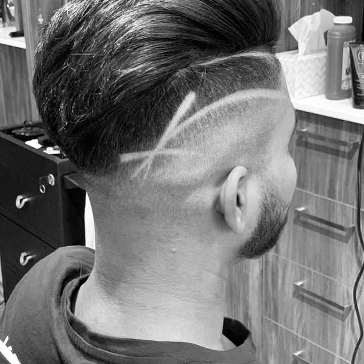 Corte degradê com desenho de risco na lateral, visto de trás